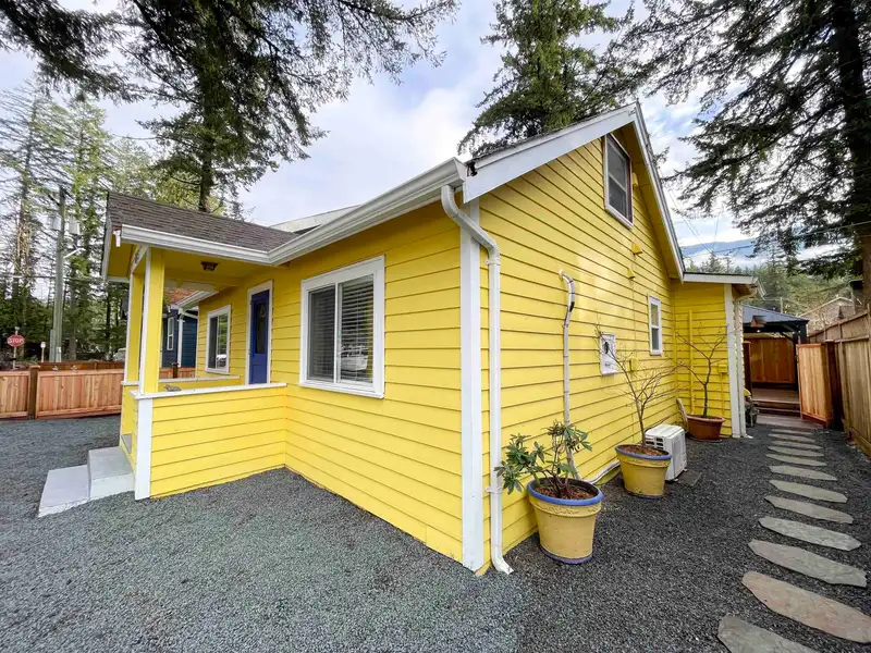 298 HEMLOCK STREET - photo 2 of 33