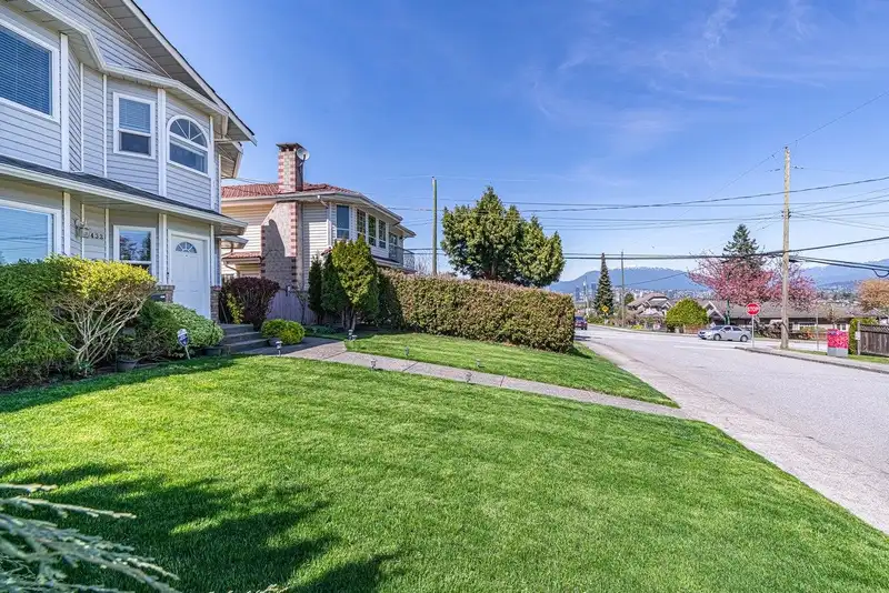 5433 ELSOM AVENUE - photo 3 of 37