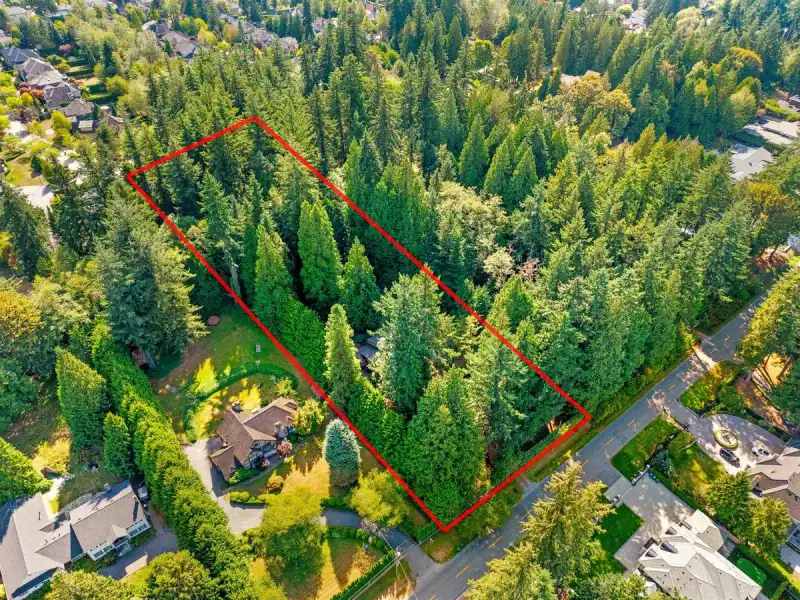 13912 28 AVENUE - photo 1 of 38