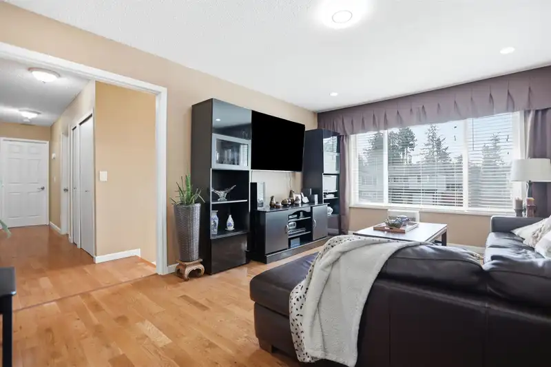 11415 72A AVENUE - photo 4 of 36