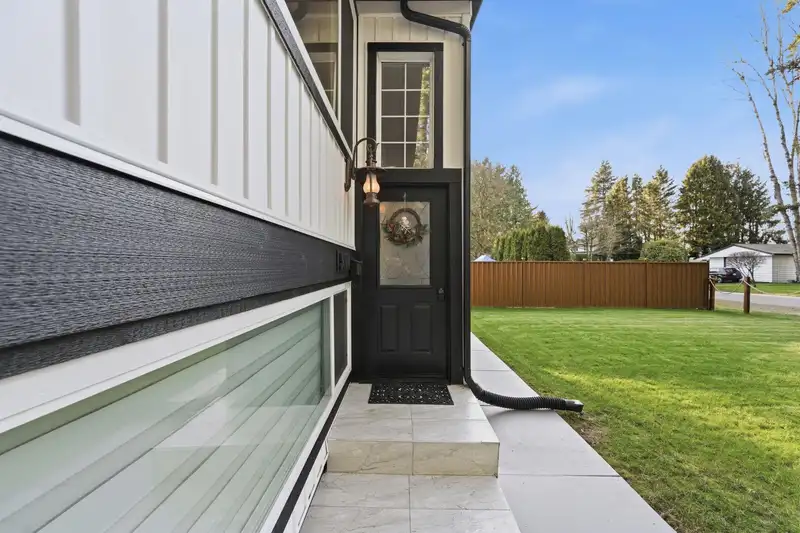 34694 BEVERLEY CRESCENT - photo 3 of 40
