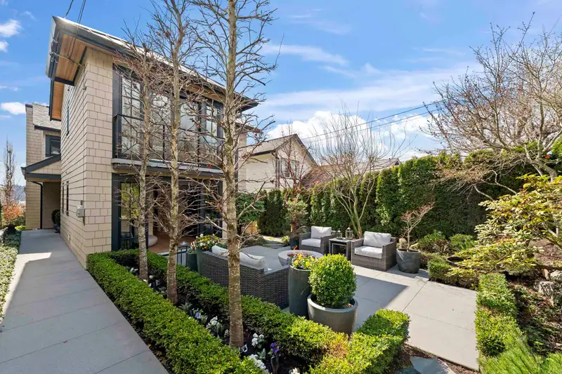 1230 ESQUIMALT AVENUE - photo 4 of 37