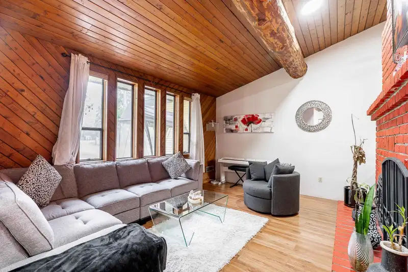 21896 40 AVENUE - photo 3 of 33