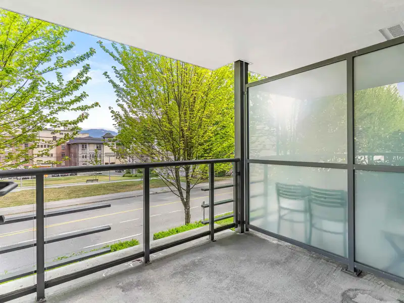 214 750 W 12TH AVENUE - photo 4 of 40