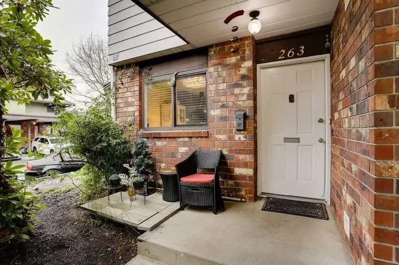 263 7493 140 STREET - photo 2 of 26