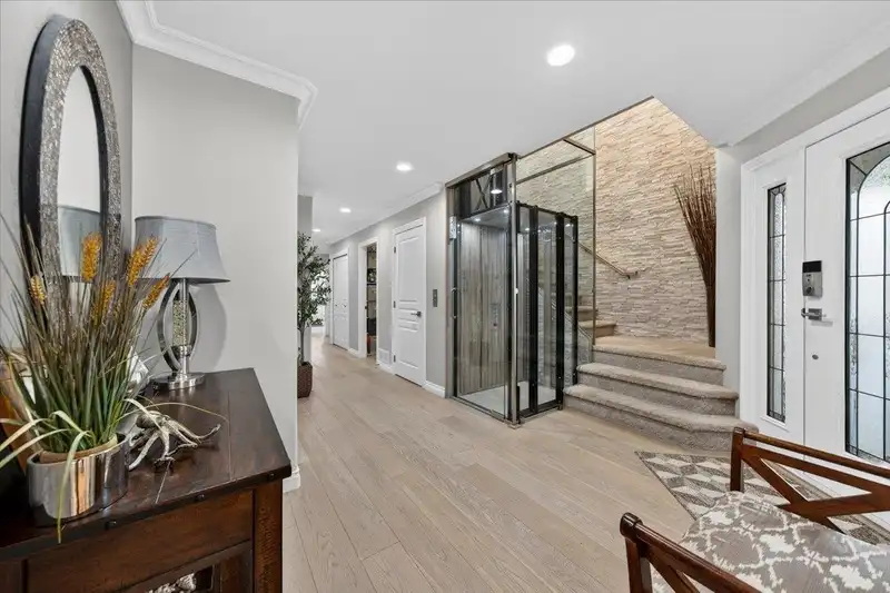 927 KENT STREET - photo 3 of 40