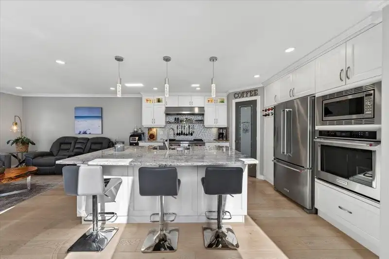 927 KENT STREET - photo 4 of 40