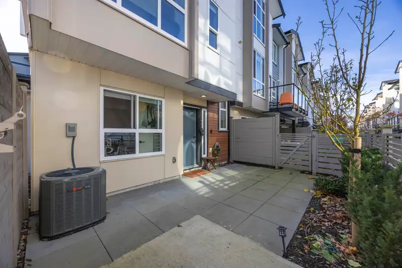 53 7670 207 STREET - photo 3 of 35