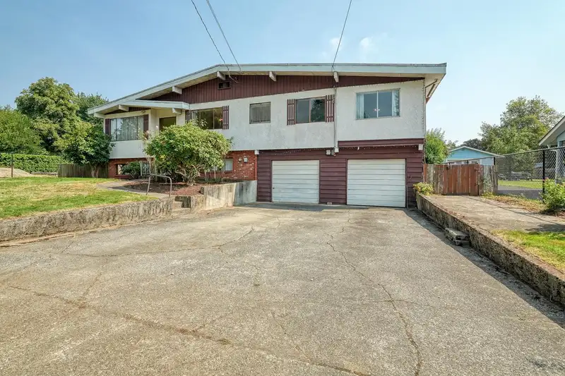 8904 GAY STREET - photo 2 of 40