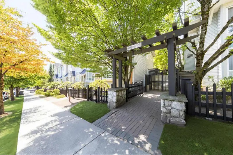 7363 MAGNOLIA TERRACE - photo 4 of 40