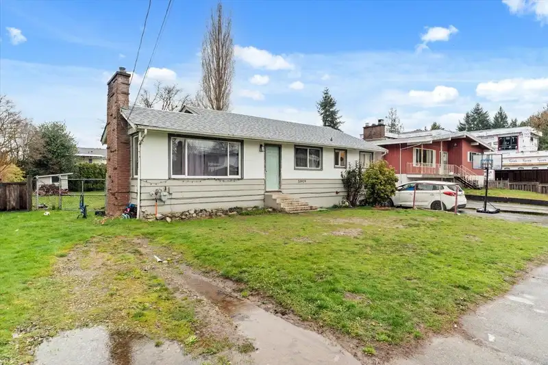 33919 VICTORY BOULEVARD - photo 4 of 29