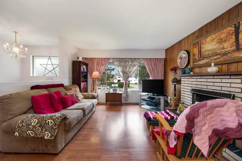 4785 46 AVENUE - photo 3 of 34