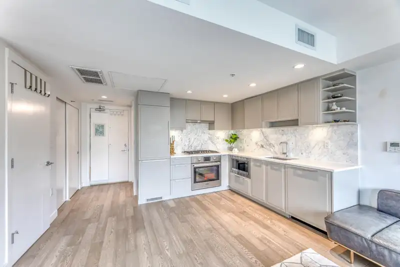 324 7828 GRANVILLE STREET - photo 3 of 19