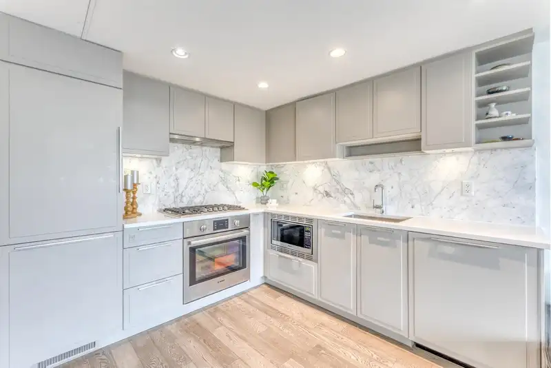 324 7828 GRANVILLE STREET - photo 4 of 19