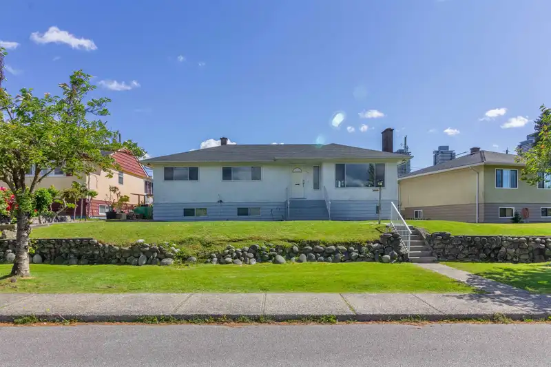4810 FAIRLAWN DRIVE - photo 2 of 38