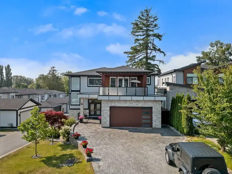 20574 71 AVENUE - photo 1 of 40
