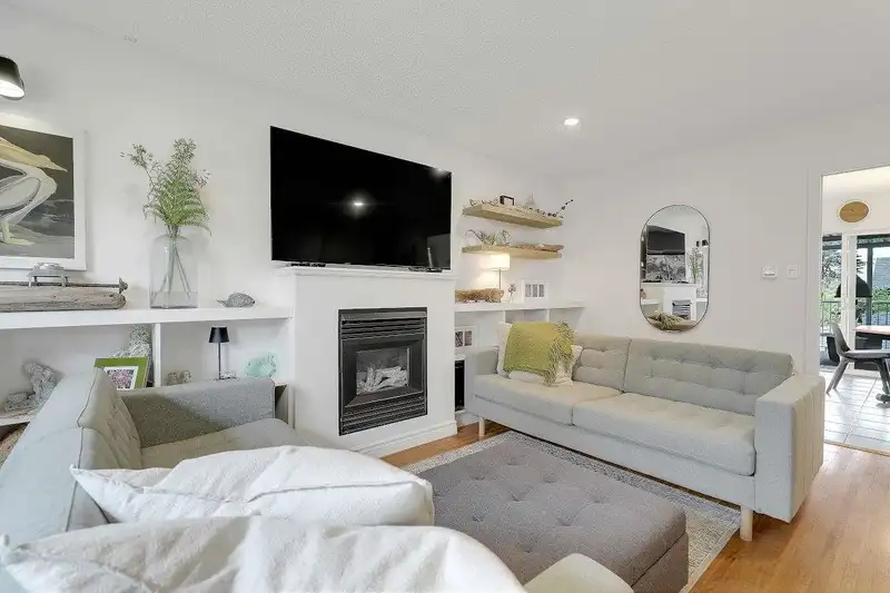 8257 114 STREET - photo 3 of 39