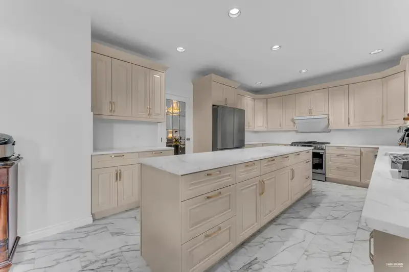 6835 HEATHER STREET - photo 3 of 34