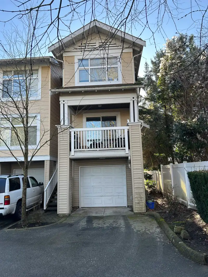 125 20033 70 AVENUE - photo 1 of 5