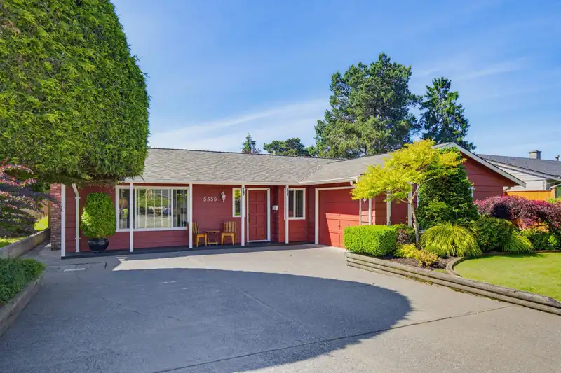 5558 49 AVENUE - photo 1 of 40