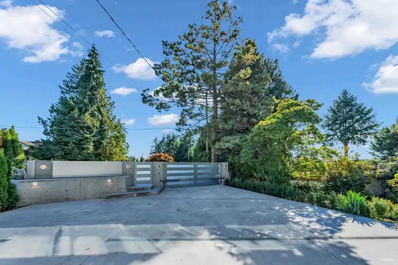 4138 BURKEHILL ROAD - photo 2 of 40