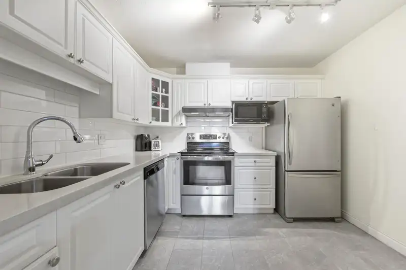 105 5735 HAMPTON PLACE - photo 2 of 21