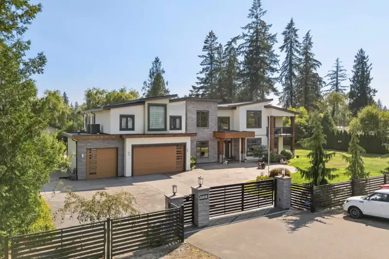 22998 74 AVENUE - photo 1 of 39