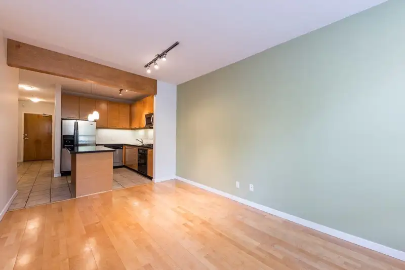 208 560 RAVEN WOODS DRIVE - photo 3 of 32