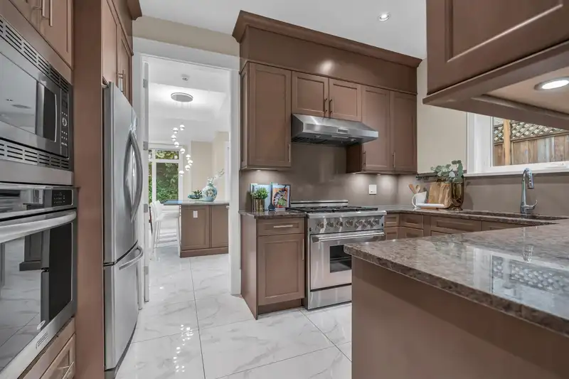 8168 HUNTER STREET - photo 4 of 40