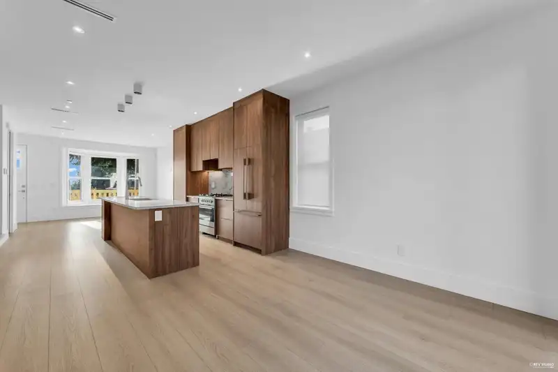 102 1125 CARTIER AVENUE - photo 2 of 21