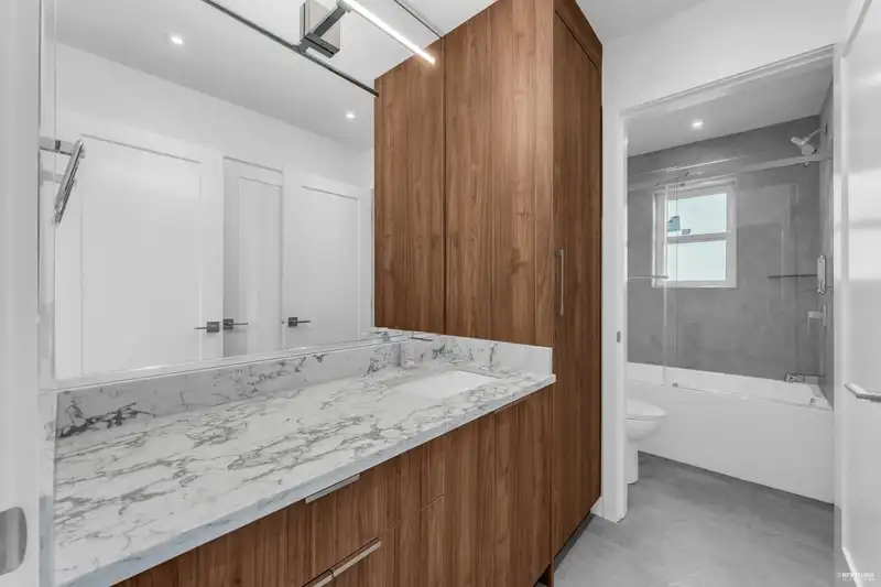 102 1125 CARTIER AVENUE - photo 3 of 21