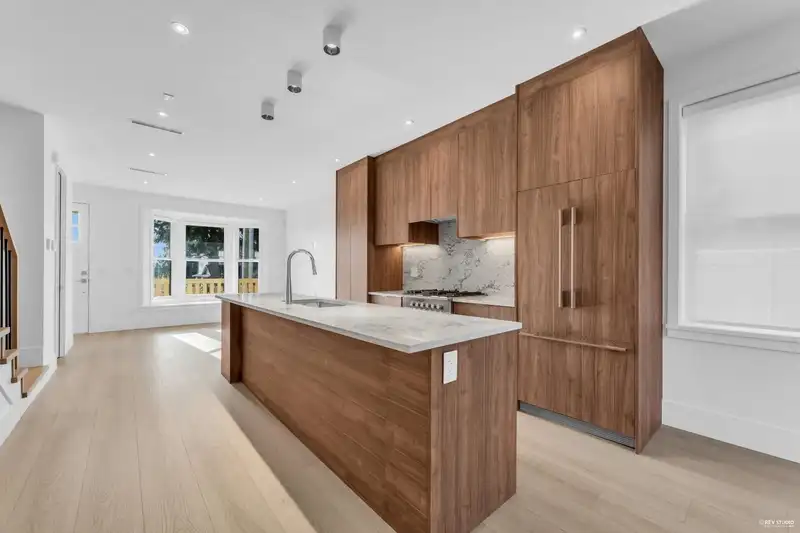 102 1125 CARTIER AVENUE - photo 4 of 21