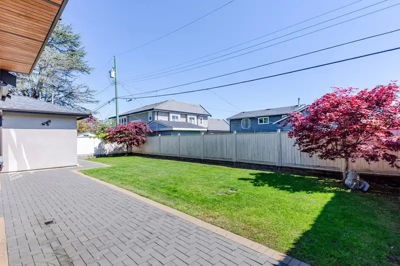 8520 FAIRFAX CRESCENT - photo 4 of 25