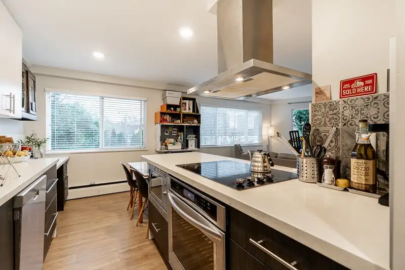213 36 E 14TH AVENUE - photo 3 of 22