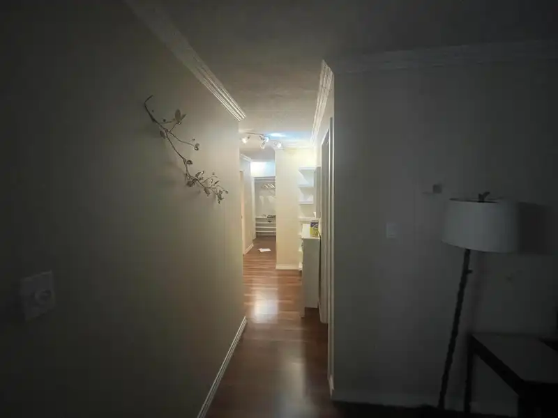 107 466 E EIGHTH AVENUE - photo 4 of 30