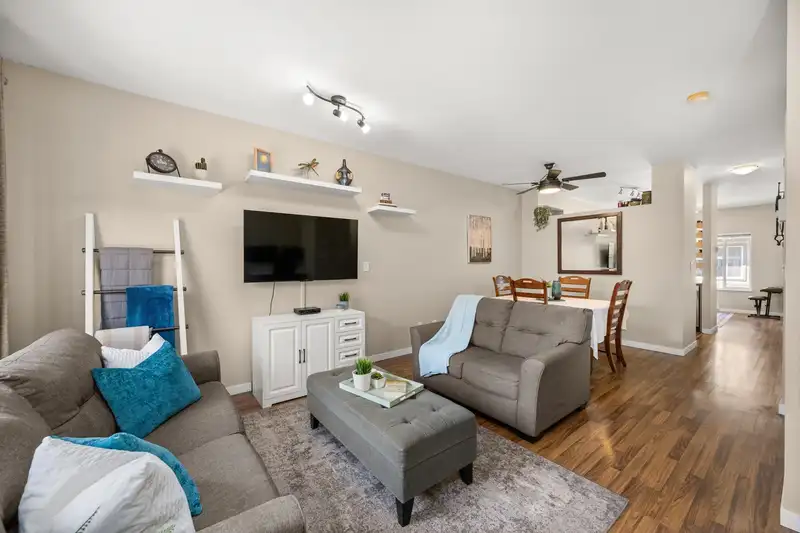 146 18701 66 AVENUE - photo 2 of 40
