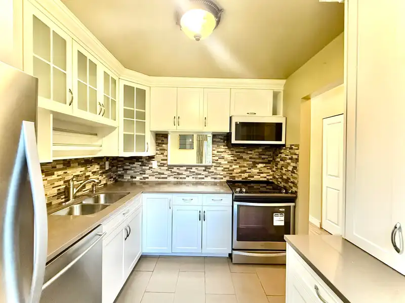 111 2915 NORMAN AVENUE - photo 3 of 38