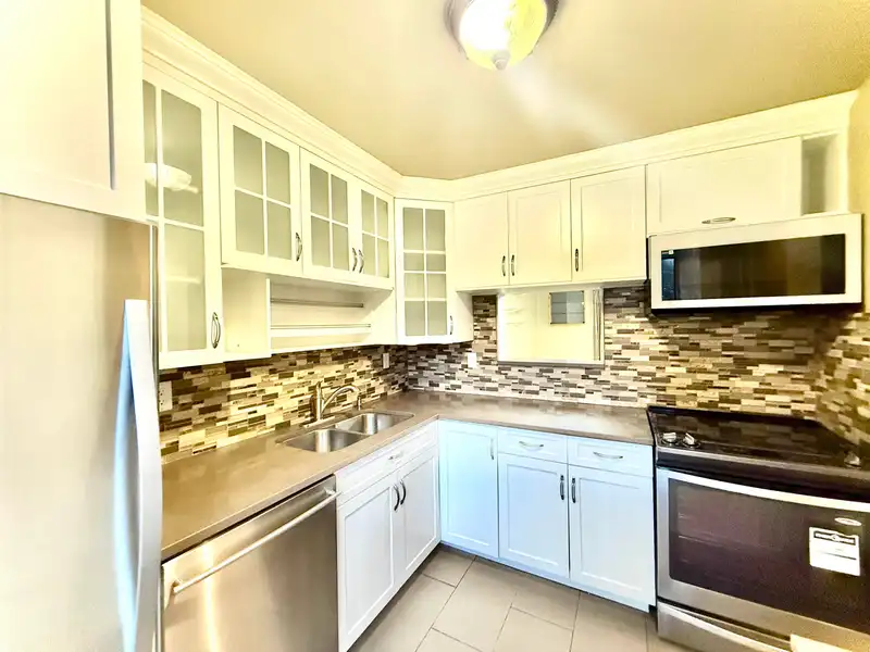 111 2915 NORMAN AVENUE - photo 4 of 38