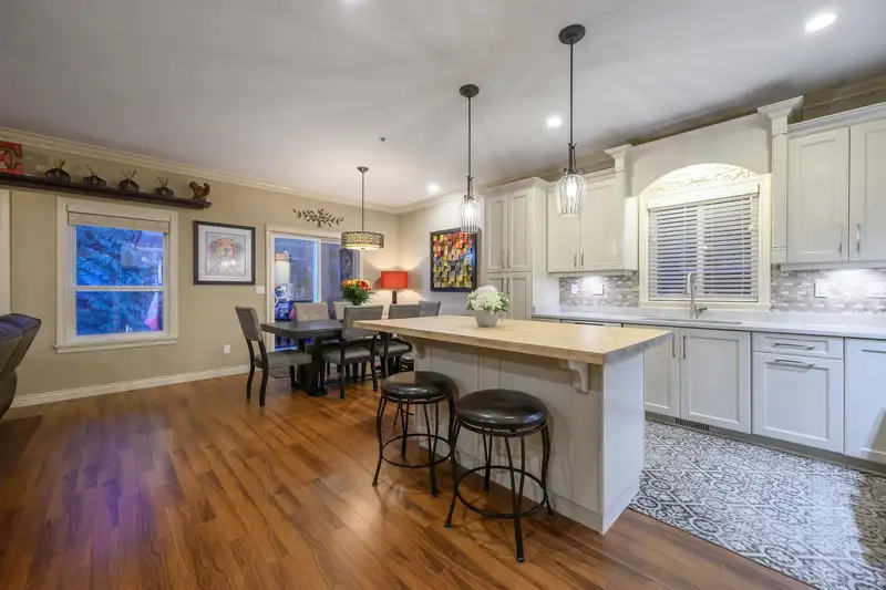 21514 DONOVAN AVENUE - photo 4 of 36