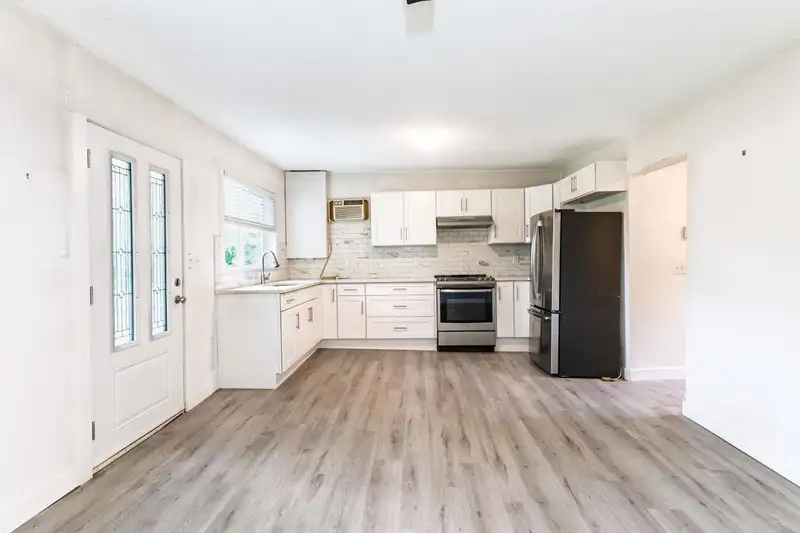 20420 LORNE AVENUE - photo 2 of 23