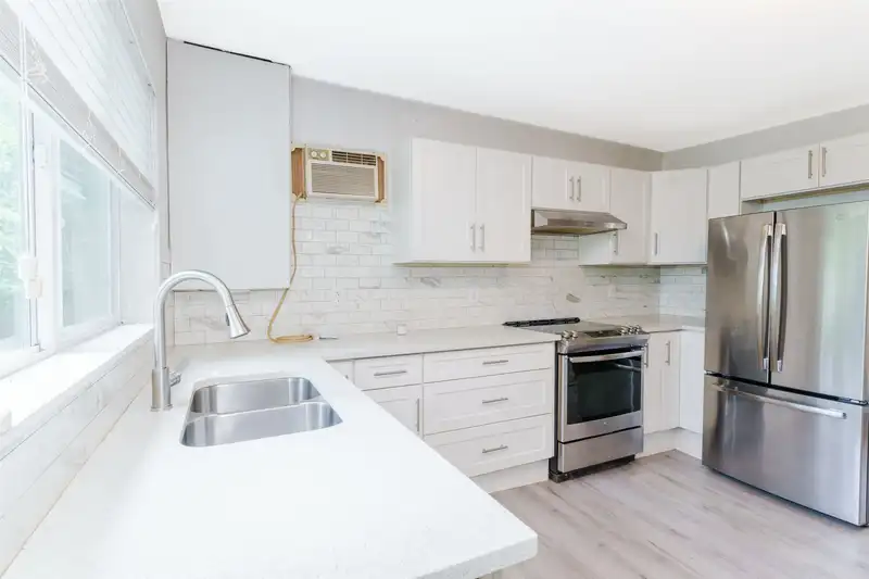 20420 LORNE AVENUE - photo 4 of 23