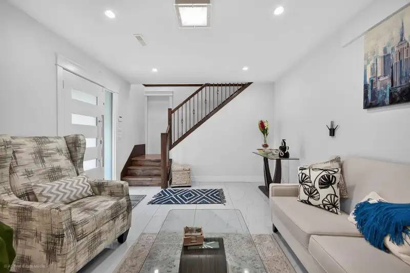 16166 92 AVENUE - photo 4 of 39