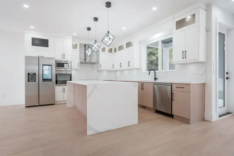 20515 70 AVENUE - photo 2 of 38