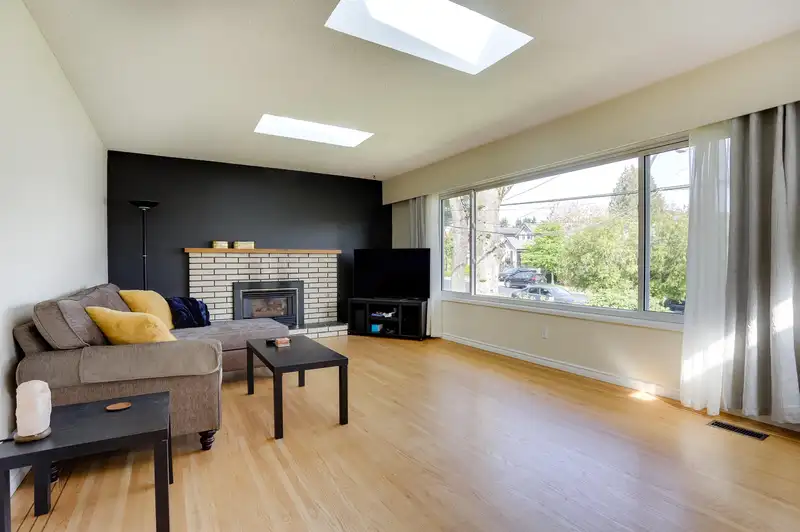 15568 THRIFT AVENUE - photo 3 of 31