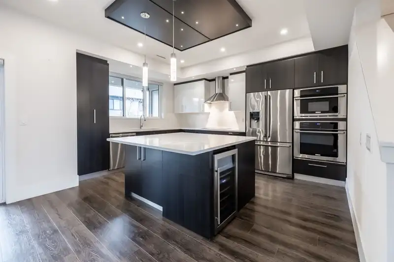 32 15177 60 AVENUE - photo 3 of 40