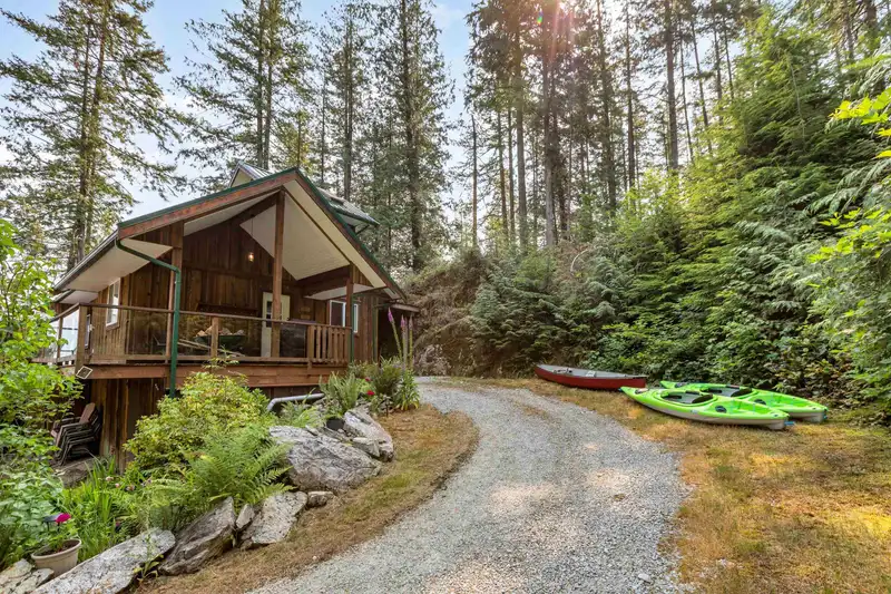 4 CHRISTIAN COVE - photo 3 of 40
