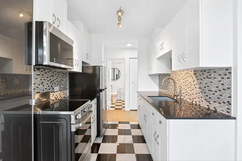 804 1330 HARWOOD STREET - photo 2 of 38