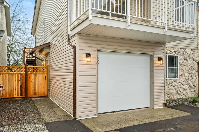 250 DAVIS CRESCENT - photo 2 of 40