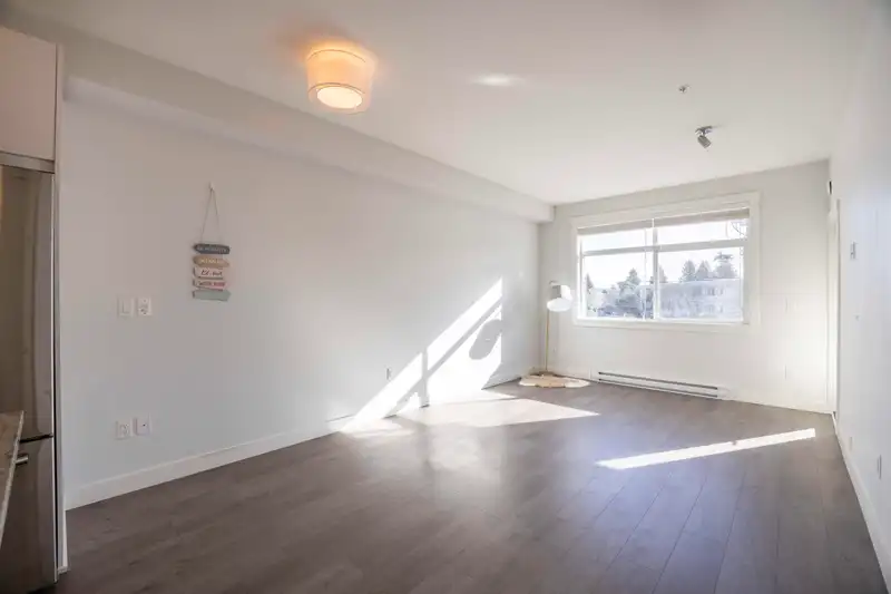 211 20696 EASTLEIGH CRESCENT - photo 3 of 10
