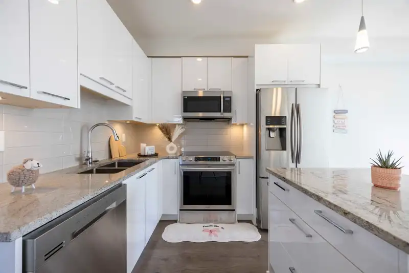 211 20696 EASTLEIGH CRESCENT - photo 4 of 10